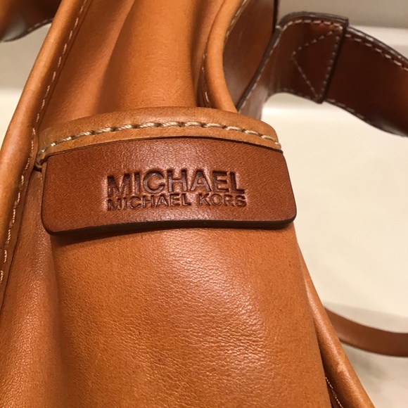 MICHAEL KORS LEATHER LARGE MESSENGER SATCHEL - Picture 4 of 16